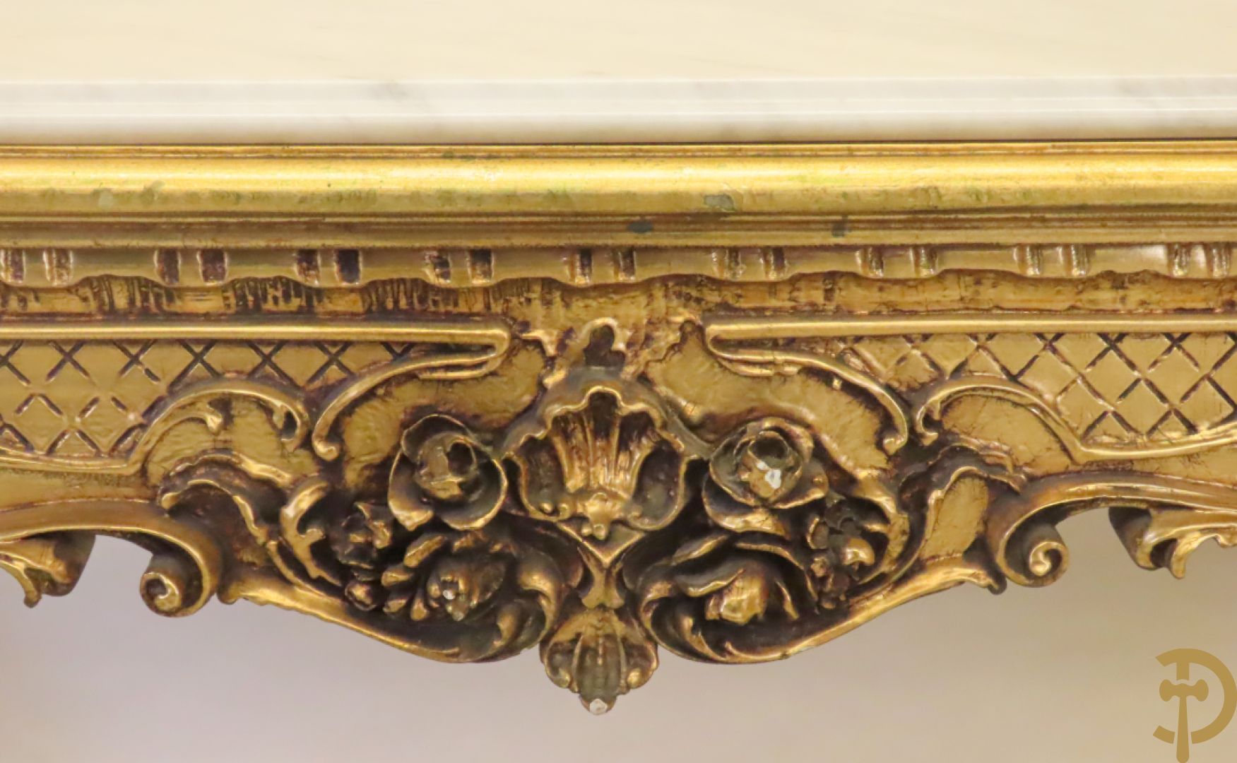 Uitzonderlijke vergulde Louis XV eetkamer bestaande uit vijfdeursdressoir met voluutvormige accanthusranken en rocailles, beschilderd met bloemenmotieven en centraal tafererel met hoornen des overvloeds + bijhorende spiegel vergulde tafel op voluutvormige poten met zes bijhorende stoelen + vitrine met accanthusranken en centrale deur, op voluutvormige poten