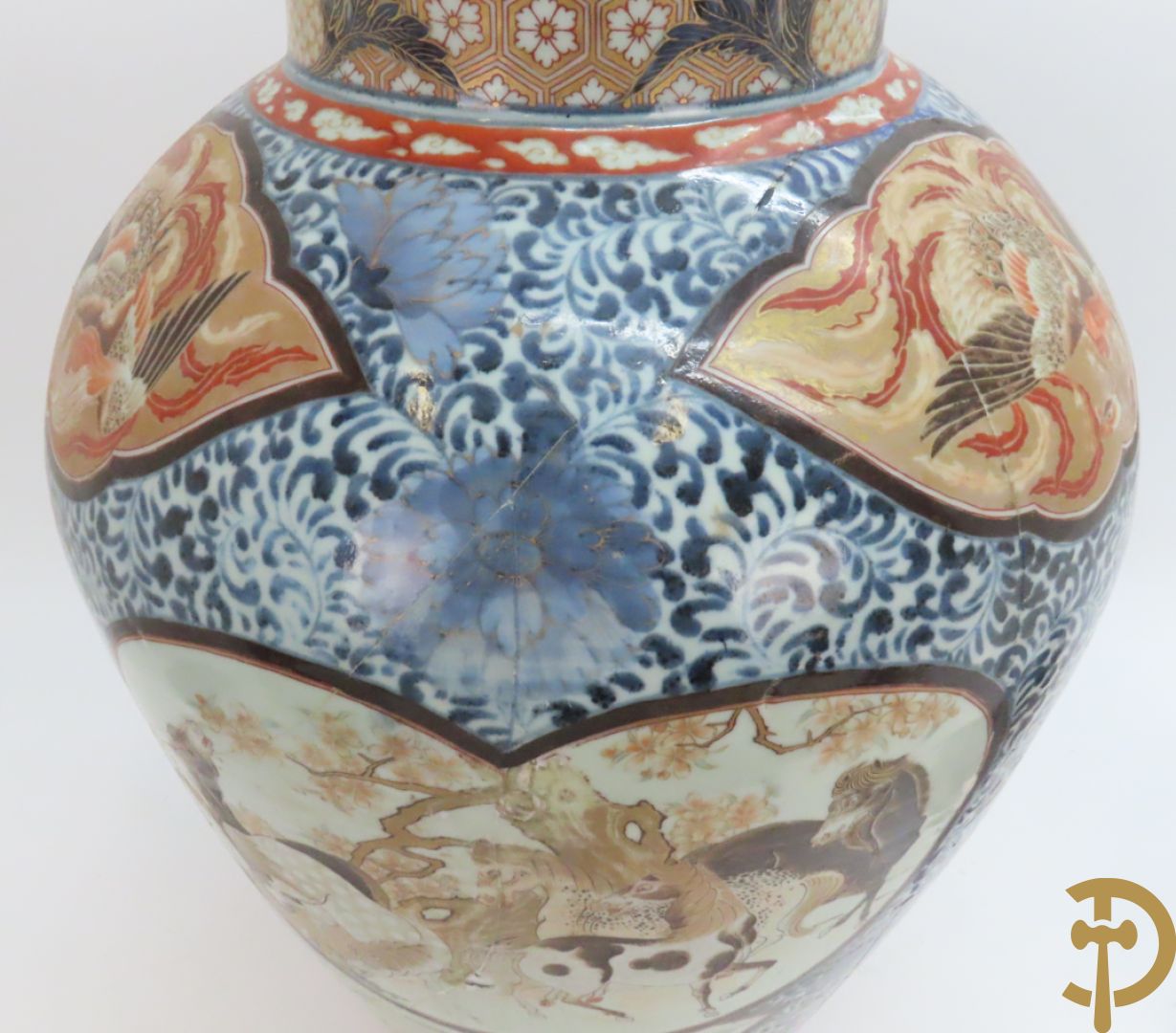 Grote Japanse Imari dekselpotiche bezet met fo hond en natuurtaferelen