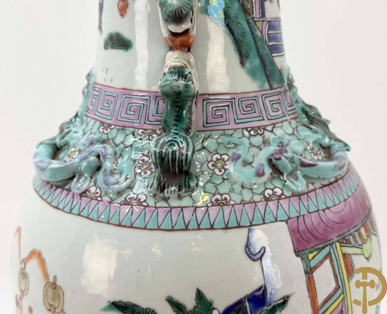 Chinese porseleinen vaas met dubbel decor van geanimeerd interieurzicht en mannen op paarden