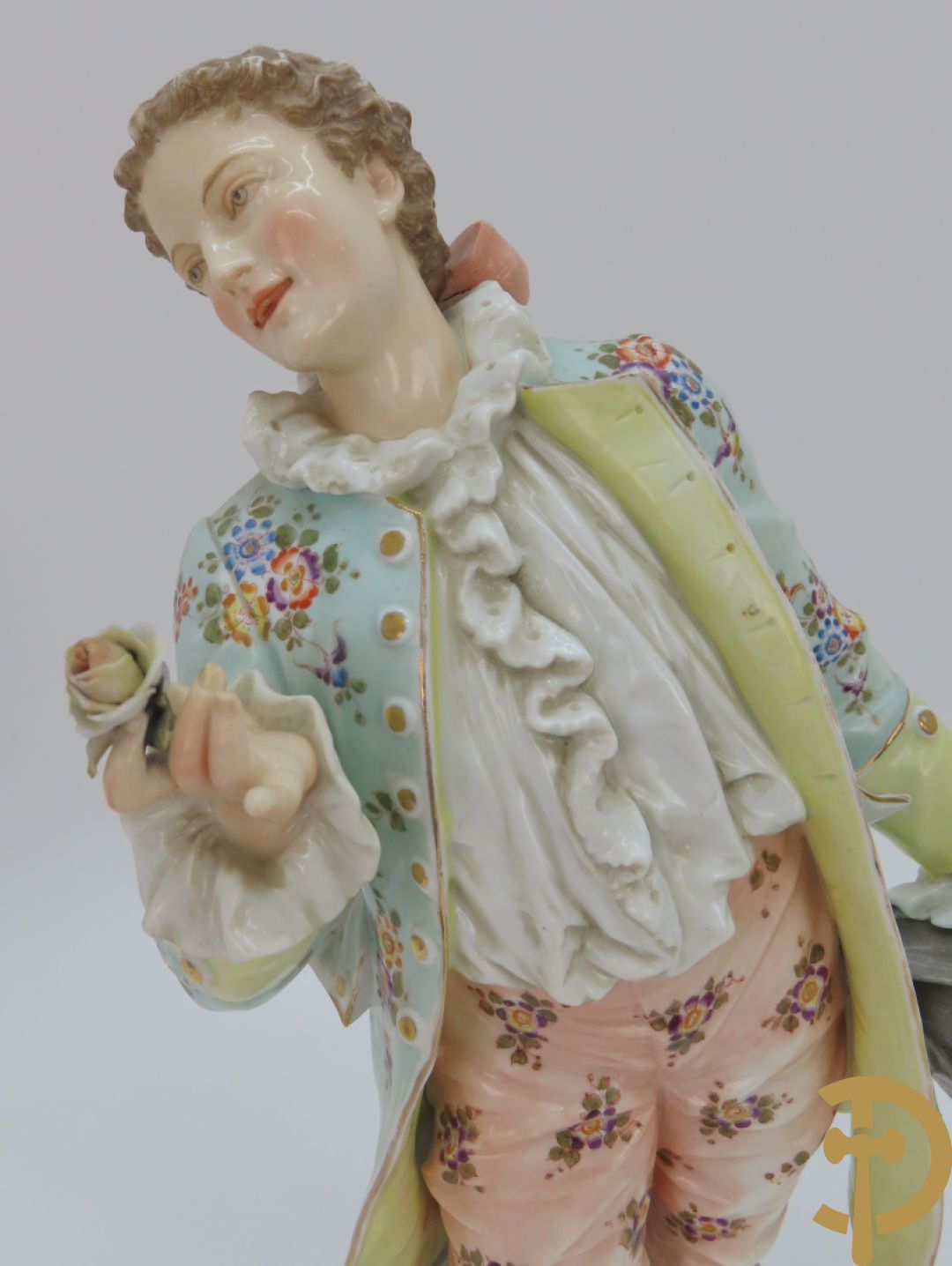 Paar meerkleurige porseleinen beelden van romantisch koppel , onderaan gemerkt