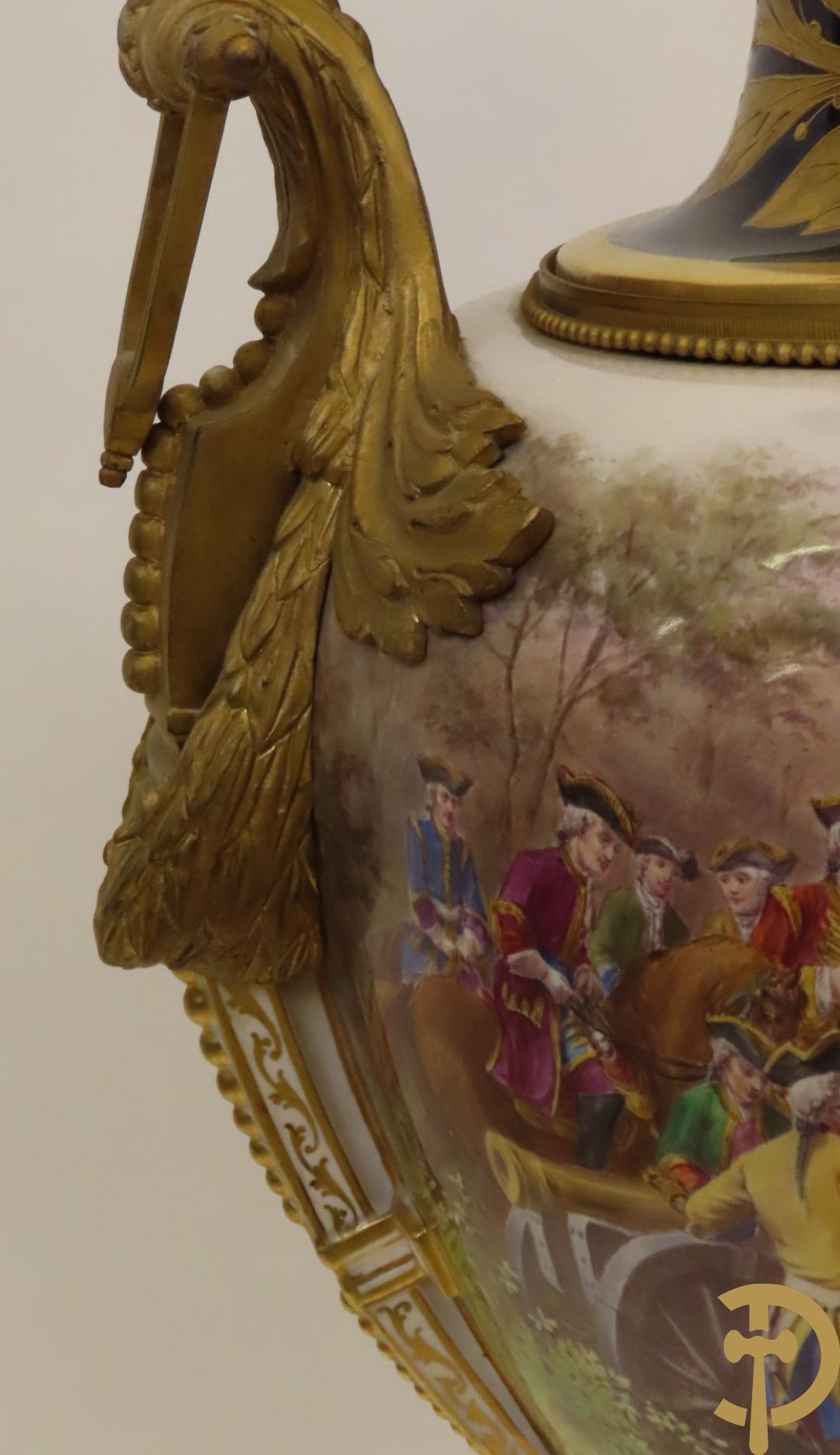Grote porseleinen Sèvres vaas met dubbel decor van cavalerie, slagveldtaferelen en zicht op kasteel, DESPREZ H. getekend in het decor - bovenaan met verguld decor en zijdelings met bronzen oren en accanthusranken - deksel met Sèvres merkteken - op vierkante bronzen sokkel met klauwepoten
