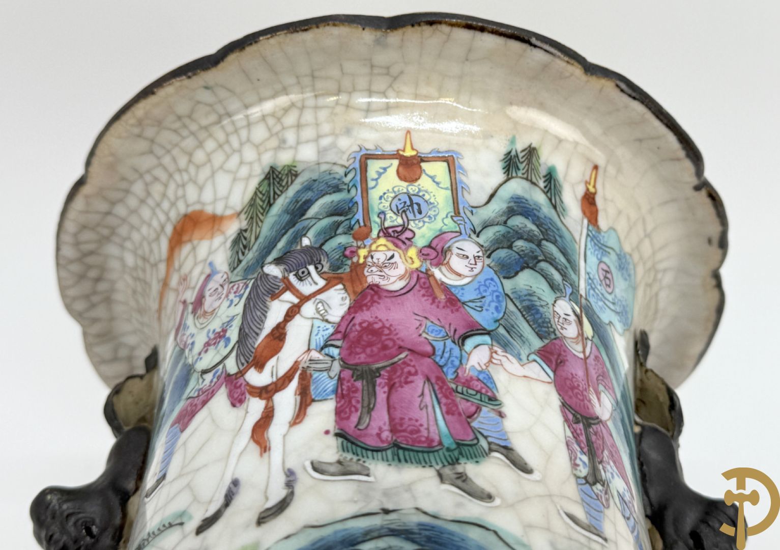 Paar Nankin vazen met dansende figuren en krijgertaferelen op houten sokkels