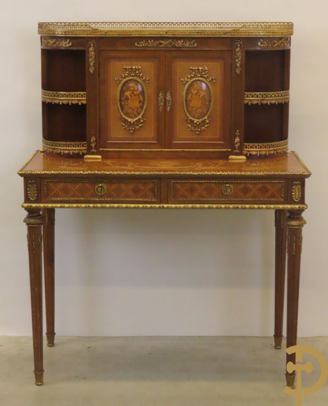 Notelaren tweedelig  kabinet met 2 lades en 2 deuren op hoge poten, gemarketteerd en bezet met bronsbeslag