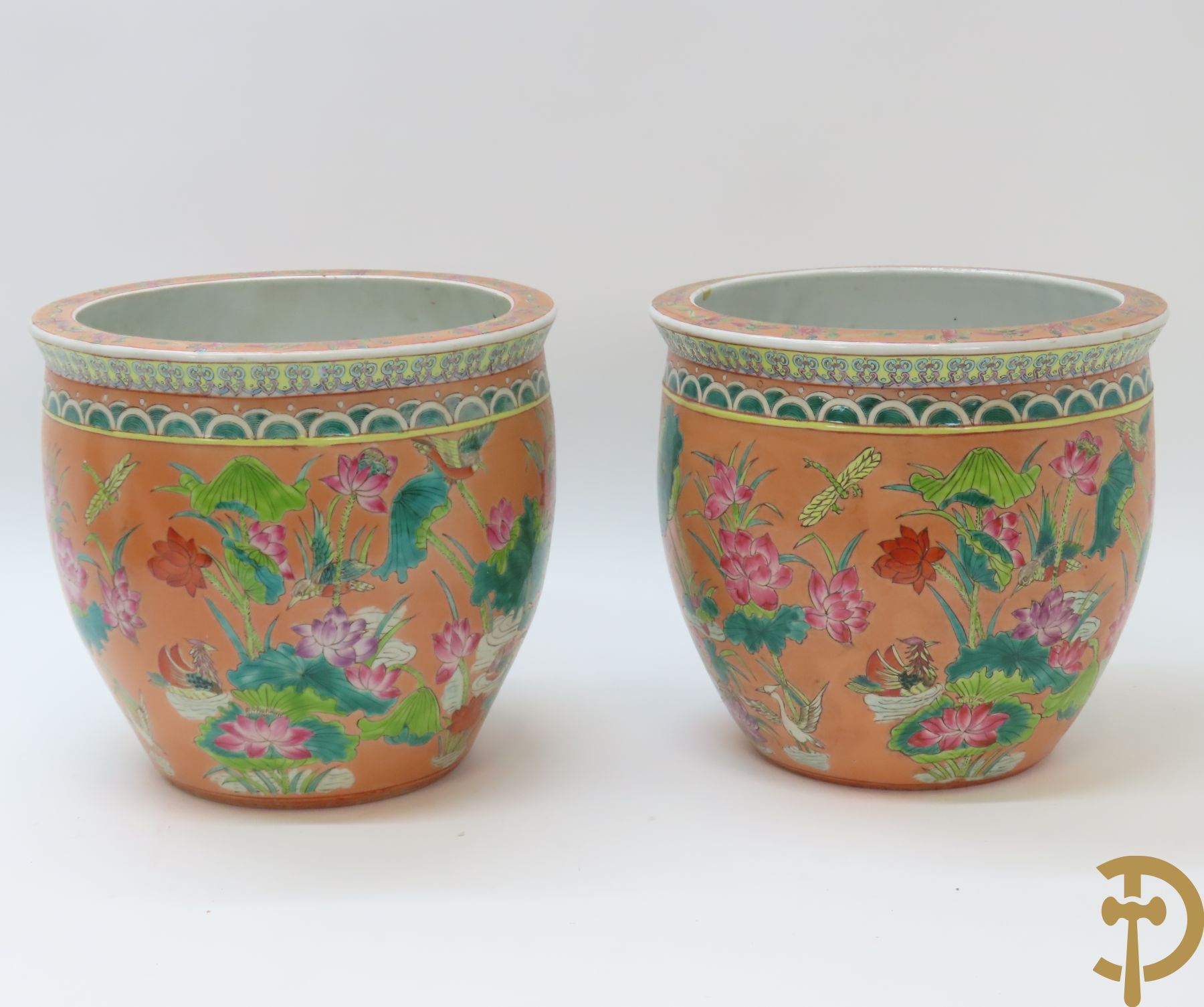 Paar Chinese porseleinen cachepots met bloemendecor en binnenin met visdecor