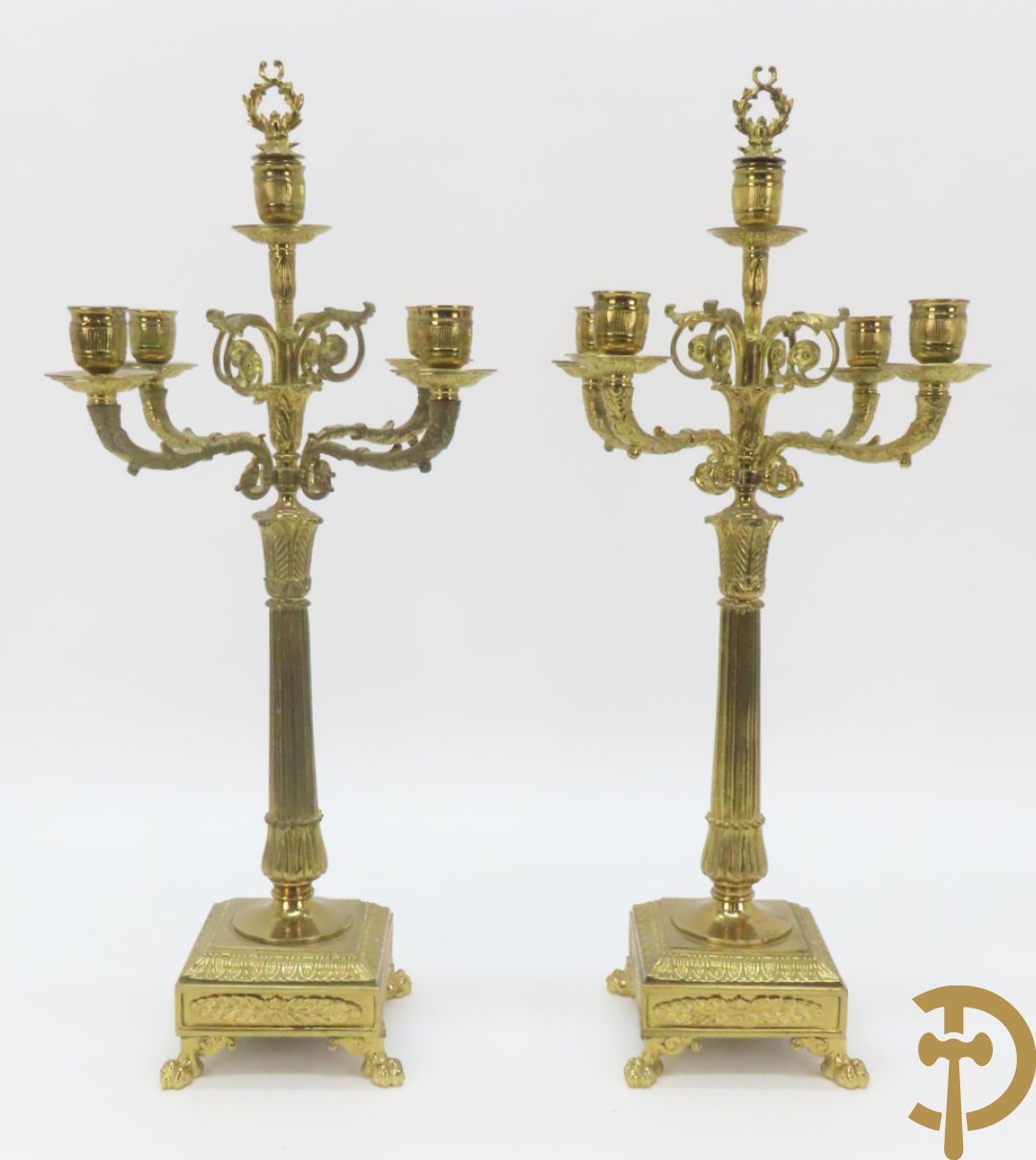 Driedelige bronzen garnituur bestaande uit middenstuk met 4 gecanneleerde zuilen en adelaar bezet + paar kandelaars