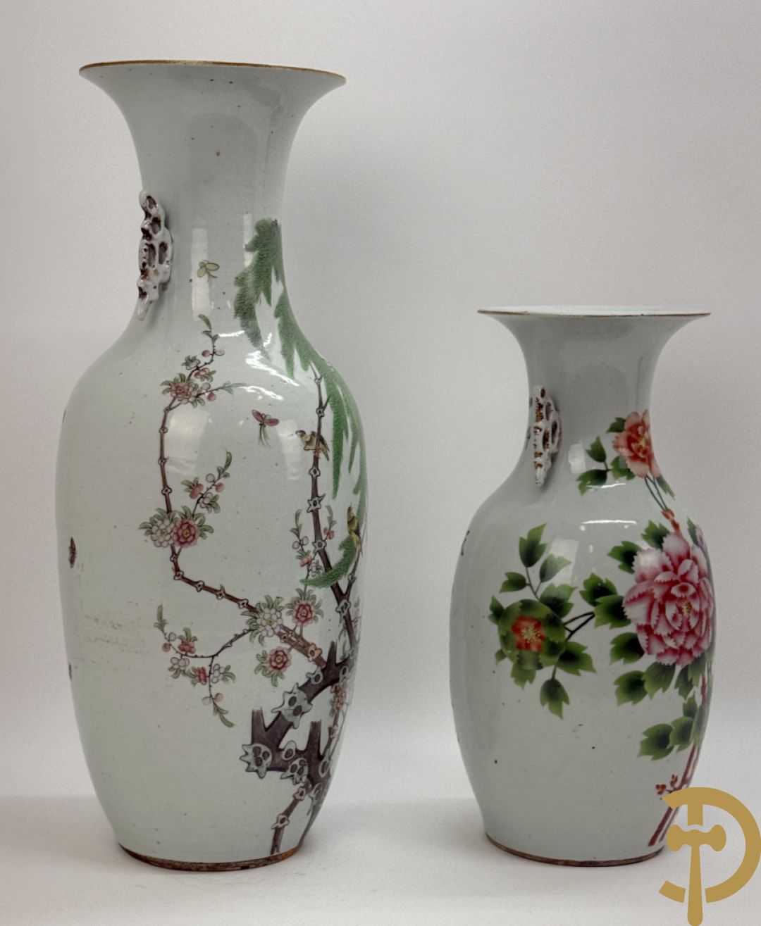 Chinese porseleinen vaas met decor van takken en vogels + Chinese porseleinen vaas met bloemendecor