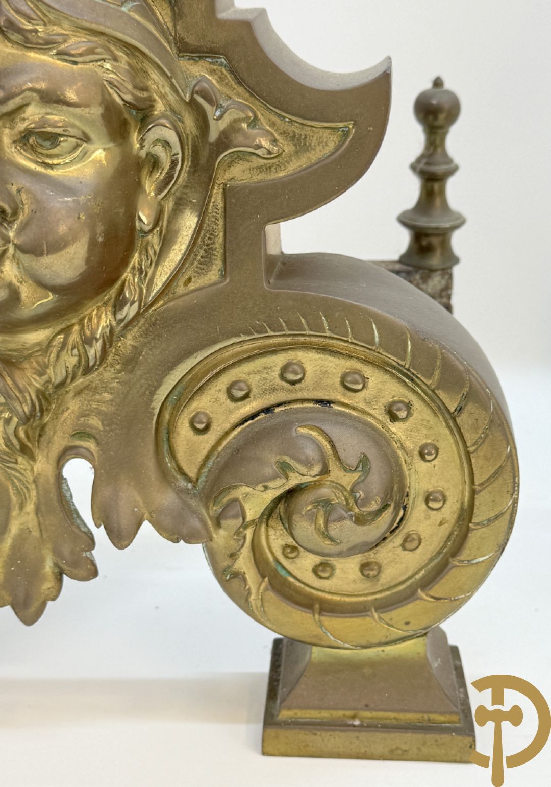 Paar Vlaamse bronzen chenets met accanthusranken en leeuwekoppen