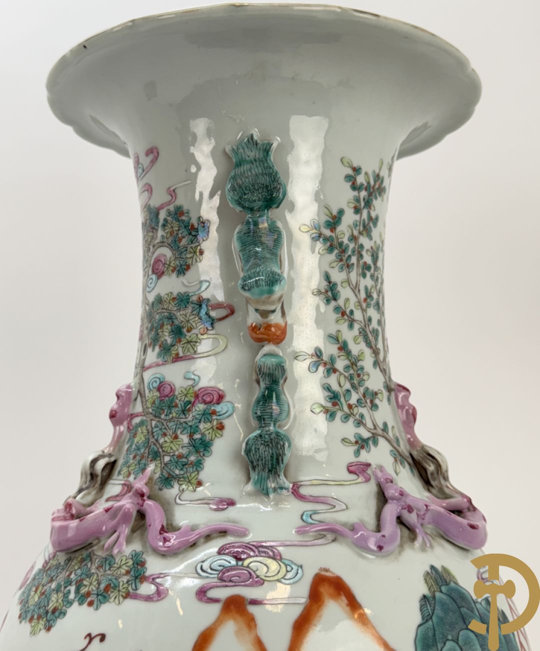 Chinese porseleinen vaas met dubbel decor van dieren, personages, dames en kinderen