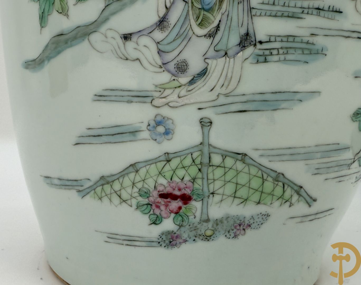 Paar Chinese porseleinen vazen met decor van dames in landschap