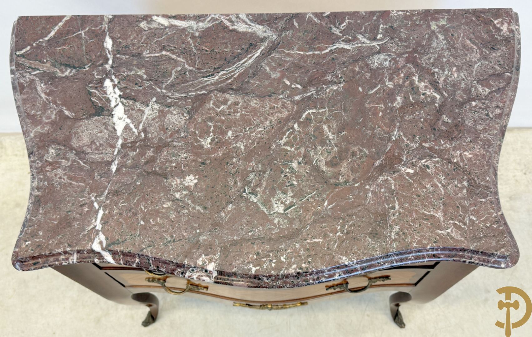 Notelaren tweeladencommode met bronsbeslag en grijs marmeren blad op voluutvormige poten