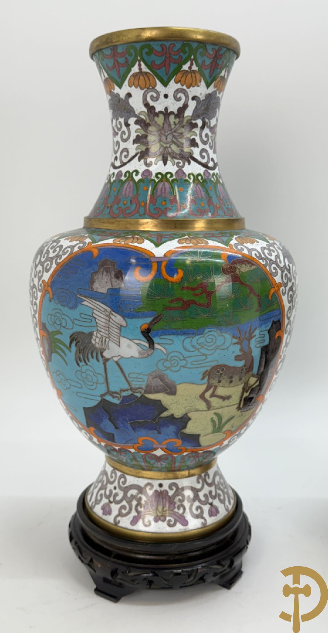 Paar cloisoné vazen met decor van vogels en bloemen op bijhorende zwarte sokkels