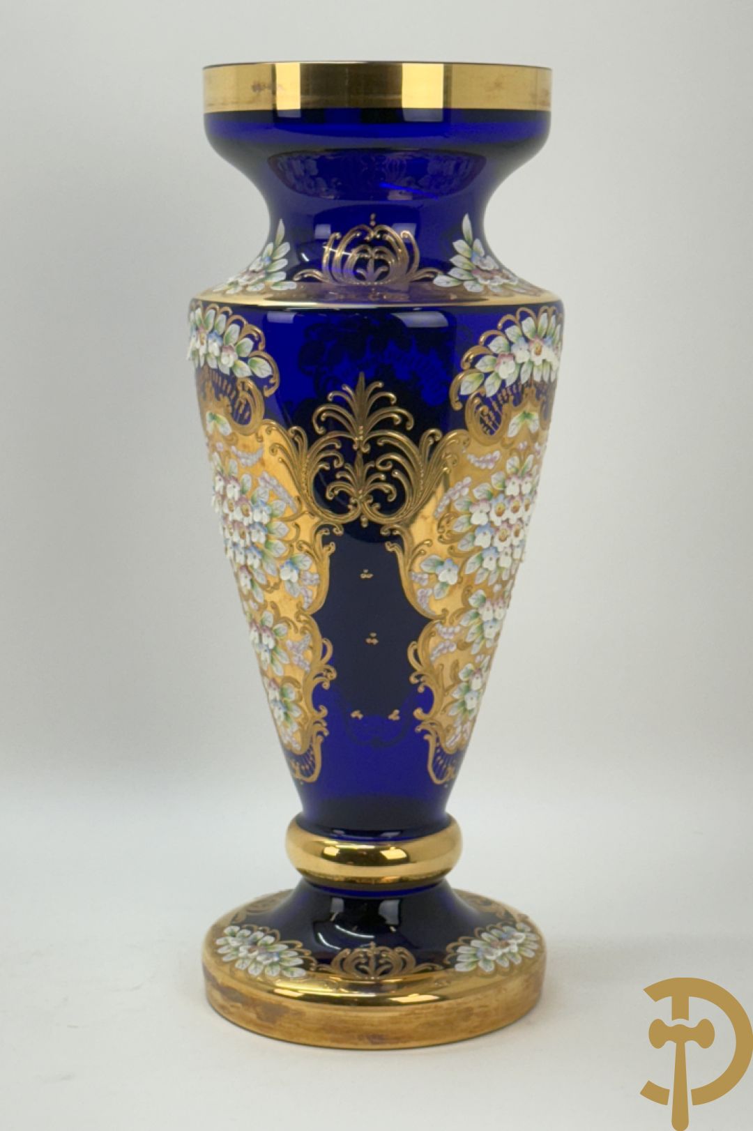 Grote Italiaanse blauwe glazen vaas met vergulde motieven en bloemen
