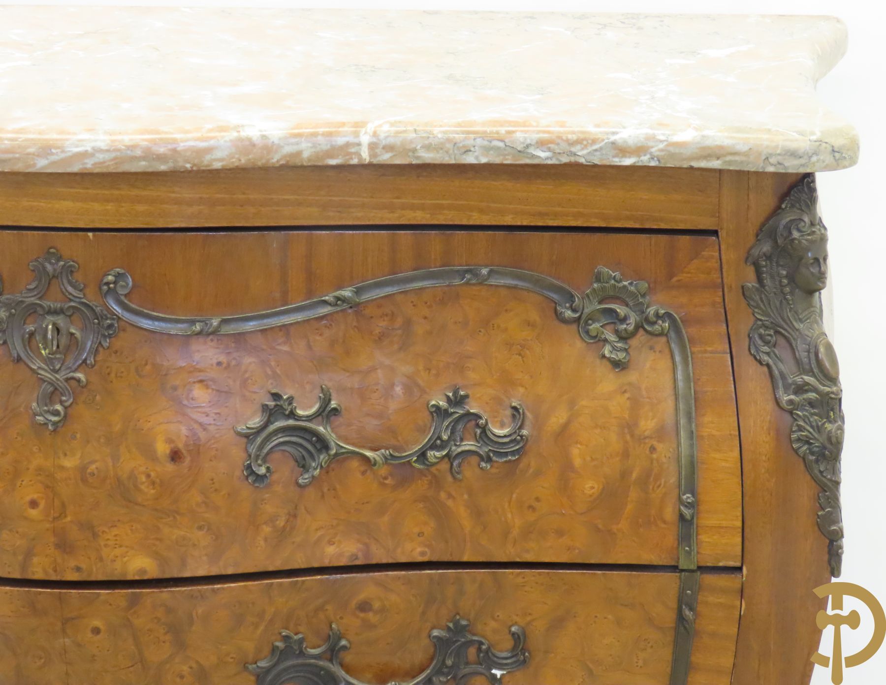 Wortelnotehouten gegalbeerde tweeladencommode met bronzen accanthusranken op lades, bronzen trekkers en dameshoofden opzij