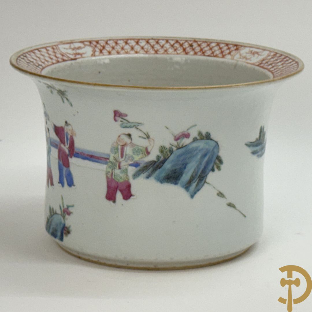Chinese porseleinen bloemencachepot met decor van kinderen en dames