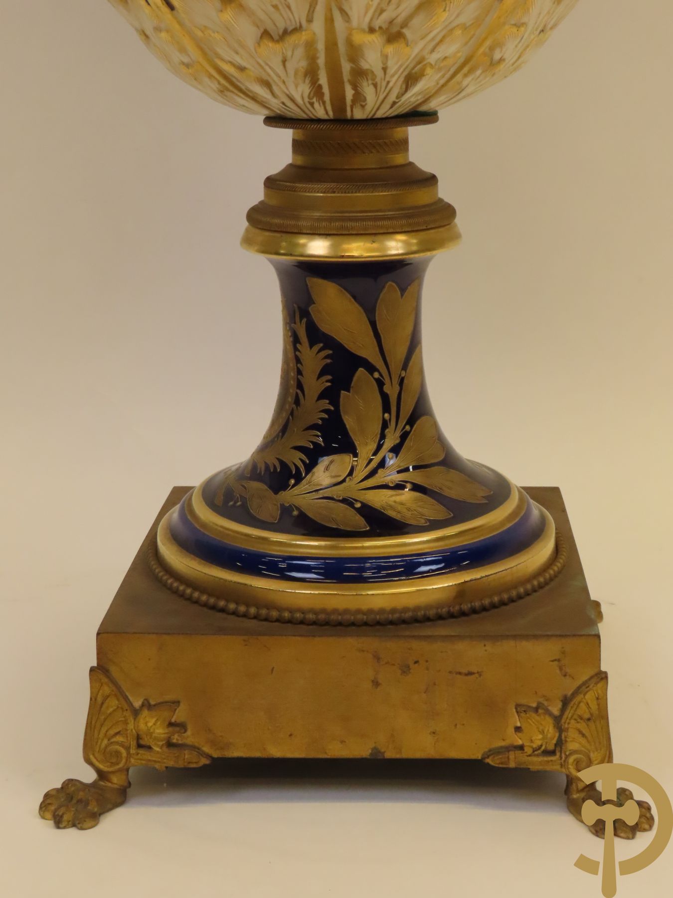 Grote porseleinen Sèvres vaas met dubbel decor van cavalerie, slagveldtaferelen en zicht op kasteel, DESPREZ H. getekend in het decor - bovenaan met verguld decor en zijdelings met bronzen oren en accanthusranken - deksel met Sèvres merkteken - op vierkante bronzen sokkel met klauwepoten