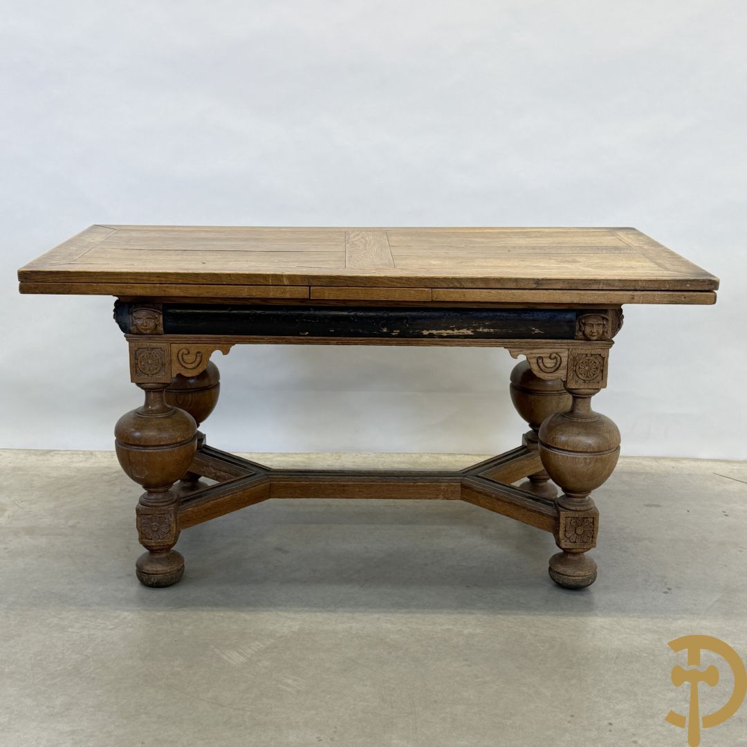 Eiken Neo Renaissance bolpoottafel bezet met rosassen en gesculpteerde kinderkopjes