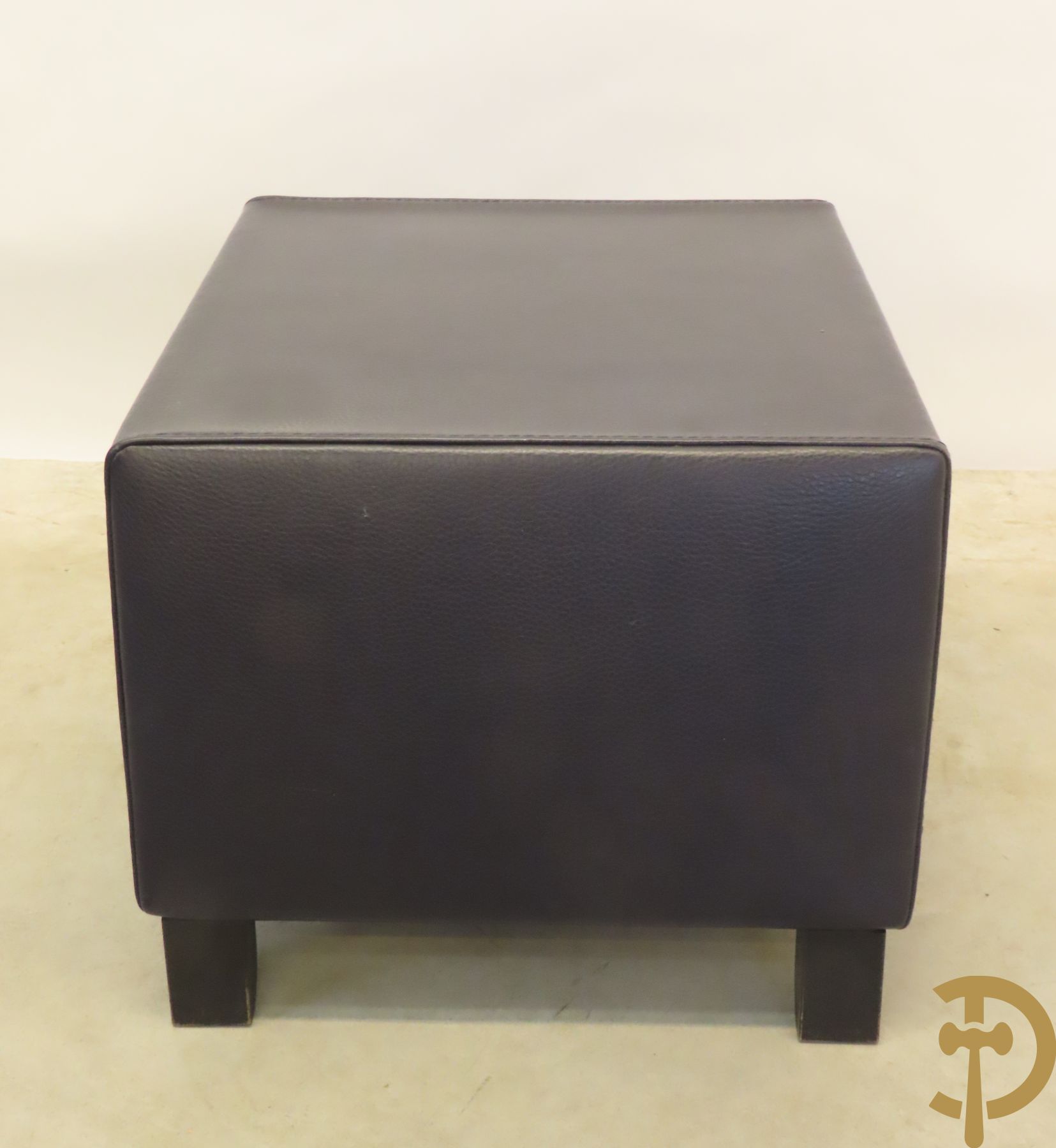 Blauw lederen salonensemble Durlet bestaande uit driezit, 2 fauteuils, 2 voetbankjes en bijzettafeltje met leder overtrokken