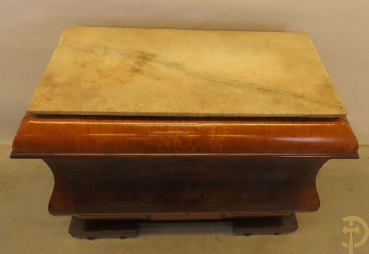 Antieke gegalbeerde commode van mahonie met 4 lades, 2 de kwart 19e