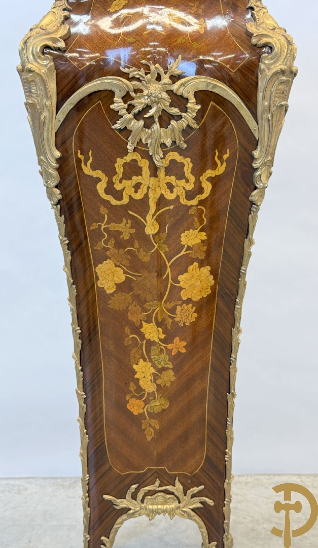 Paar notelaren gemarketteerde zuilen bezet met bronsbeslag en Louis XV motieven op voluutvormige poten - bovenaan met marmeren geaderd blad