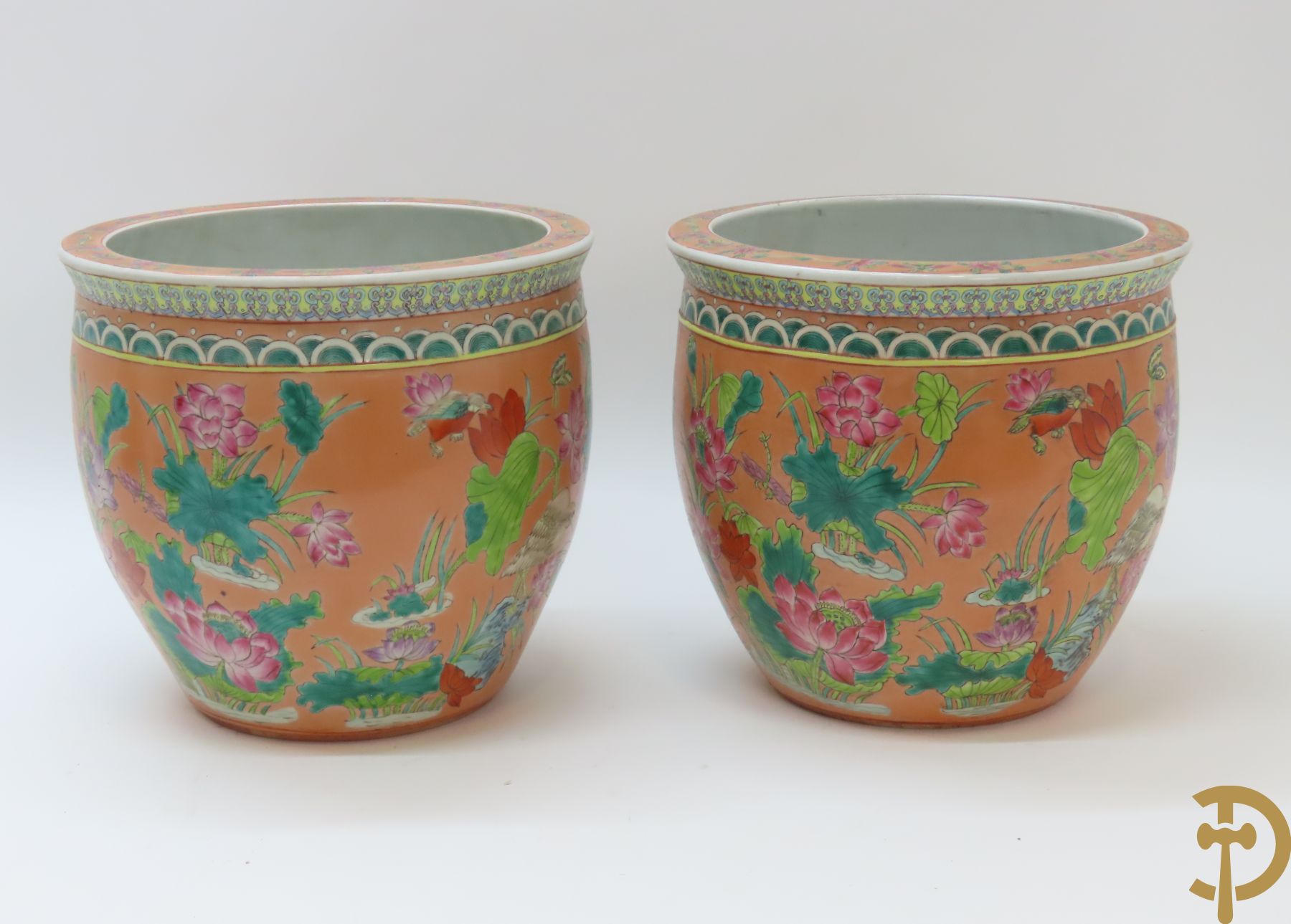 Paar Chinese porseleinen cachepots met bloemendecor en binnenin met visdecor