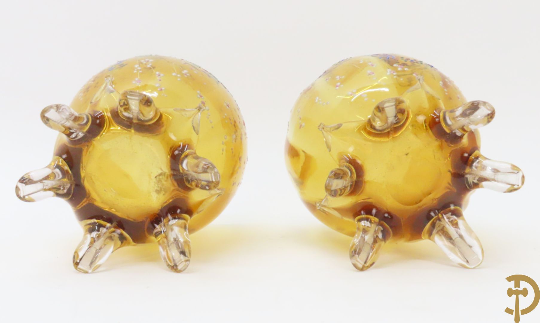 Mongeblazen glazen driestel bestaande uit centrale coupe met 2 oren, zijdelings met 2 eivormige coupes met gekleurd bloemendecor