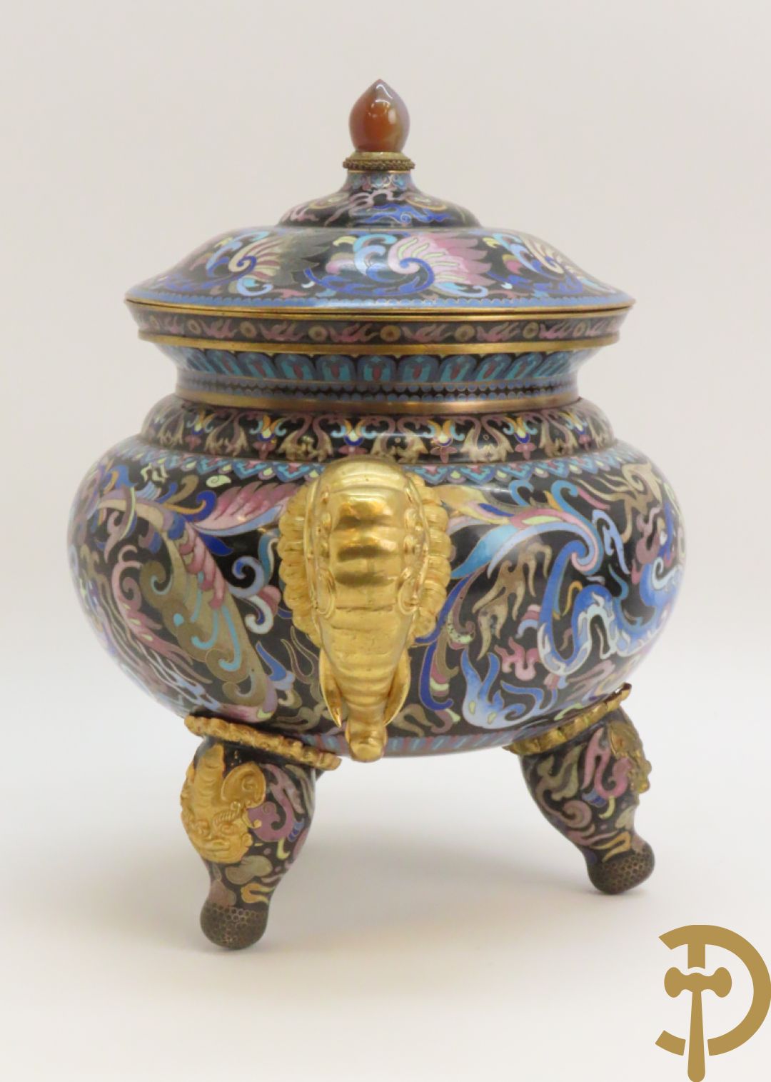 Potiche in cloisoné techniek met decor van draken en olifanten + blauwe cloisoné vaas met bloemendecor op sokkel + kleine cloisoné cachepot + cachepot met drakendecor