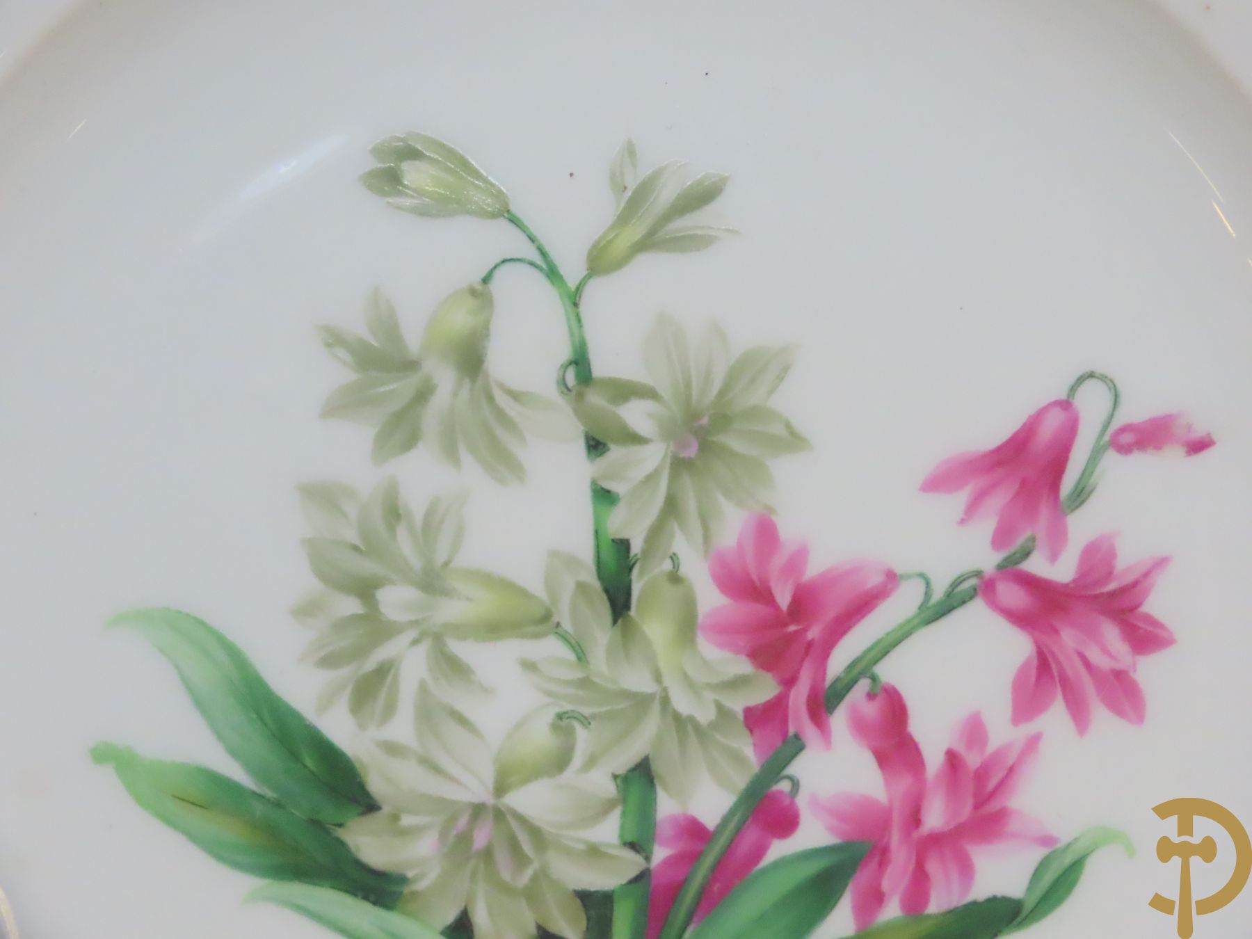 Zes porseleinen borden onder gemerkt met zwaarden / Meissen : 1 bord met stadstafereel, 1 verlucht bord met drakendecor, 1 bord met vogeldecor, 1 met bloemen en 2 met bloemendecor omgeven door vergulde rand