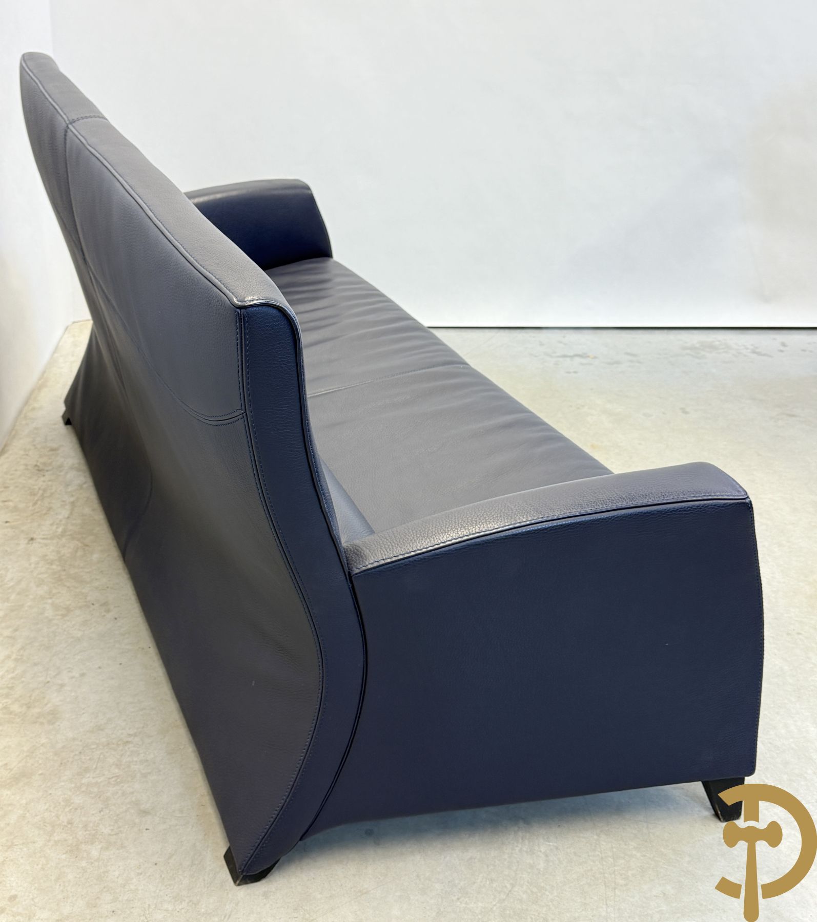 Blauw lederen salonensemble Durlet bestaande uit driezit, 2 fauteuils, 2 voetbankjes en bijzettafeltje met leder overtrokken