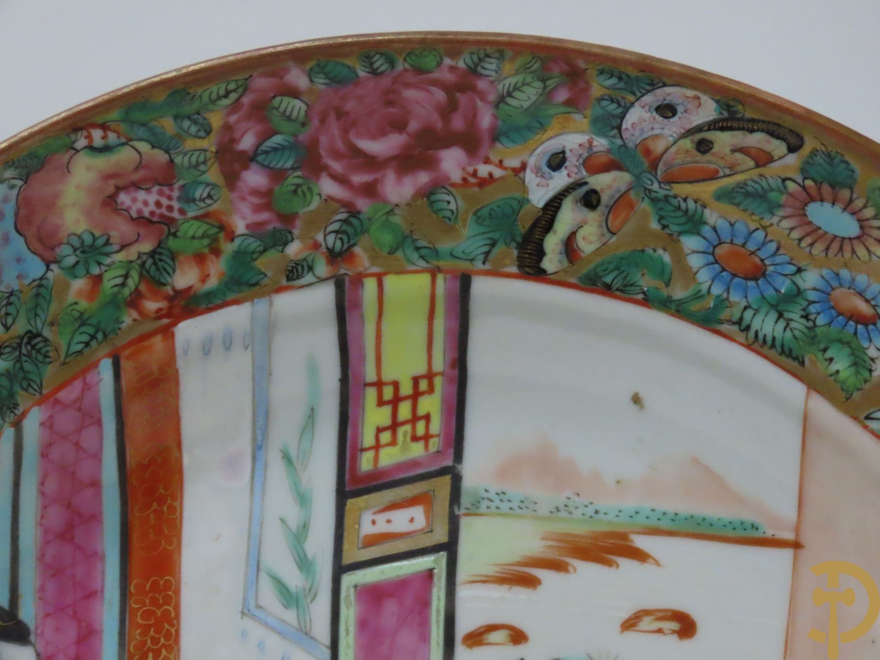 Drie Chinese porseleinen Kantonbordjes met handbeschilderde geanimeerde taferelen, omringd door vogel- en bloemendecor + 3 diepe Kantonbordjes met geanimeerde scènes omringd door bloemen- en vlinderdecor