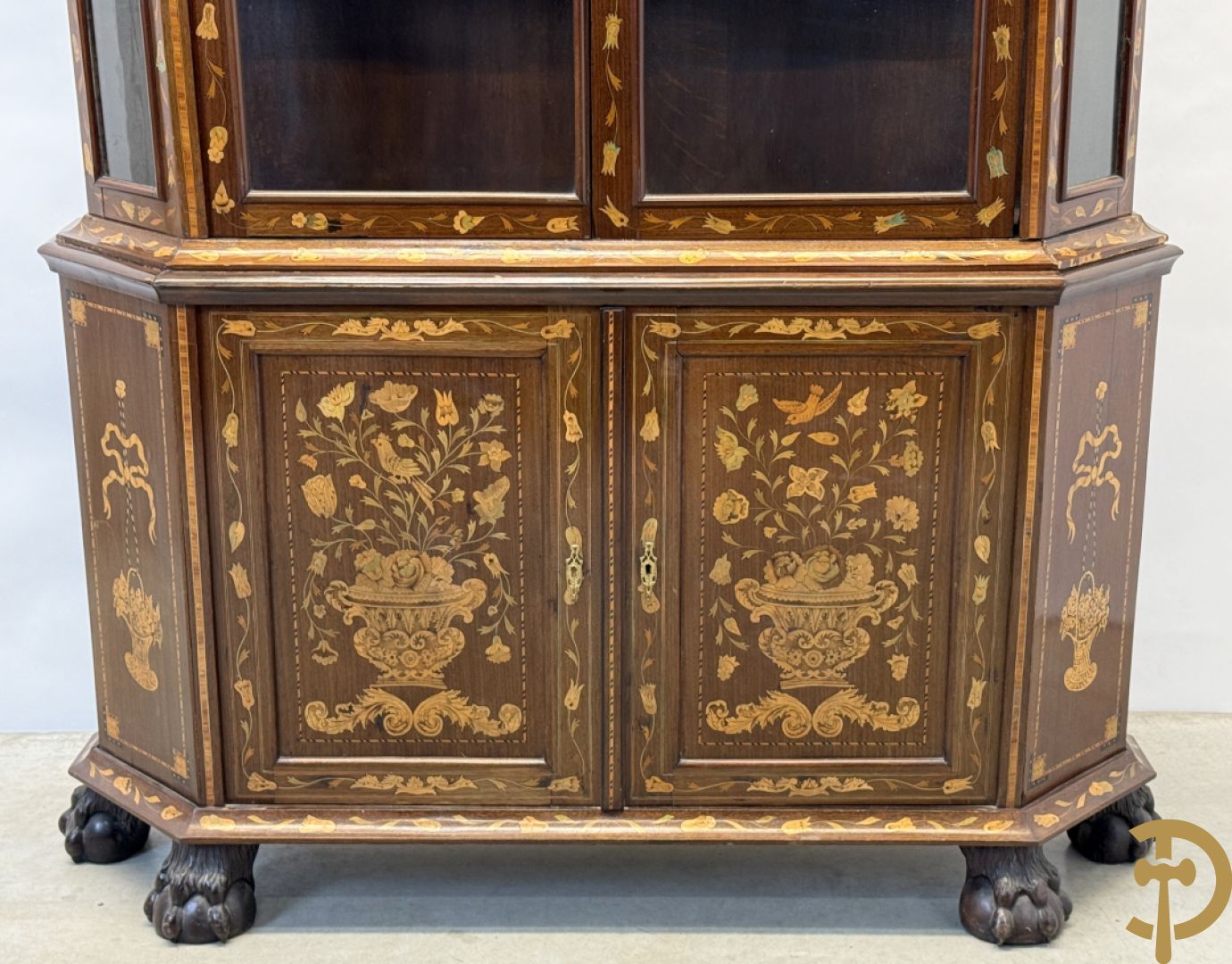 Hollandse vitrine met gemarketteerd bloementafereel, bovenaan met 2 beglaasde deuren en rocaille als kuif - onderaan met 2 gesloten deuren bezet met amforen, vogels en bloemenmarketterie
