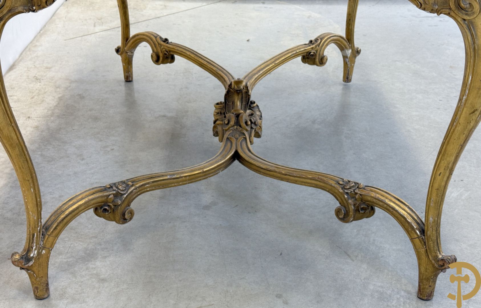 Vergulde tafel met rocailles en geslepen glazen blad op voluutvormige poten, Louis XV stijl