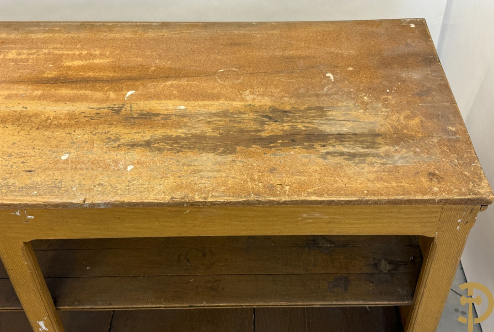 Pine winkeltoog met étagère in faux bois beschilderd