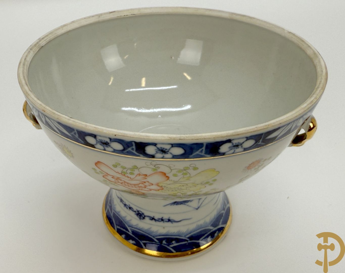 Chinese porseleinen coupe met deksel en vergulde oren