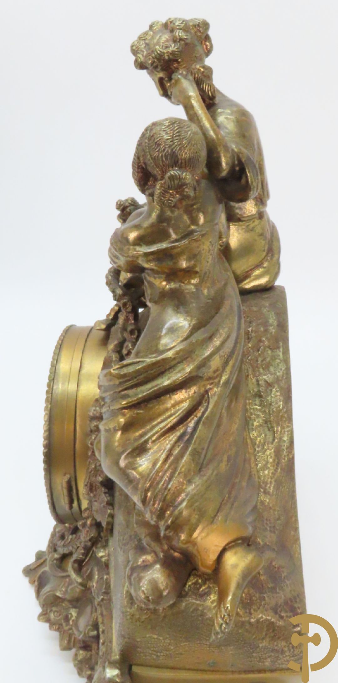 Driedelige bronzen garnituur bestaande uit pendule met 2 dames bovenaan, geflankeerd door paar zesarmige kandelaars