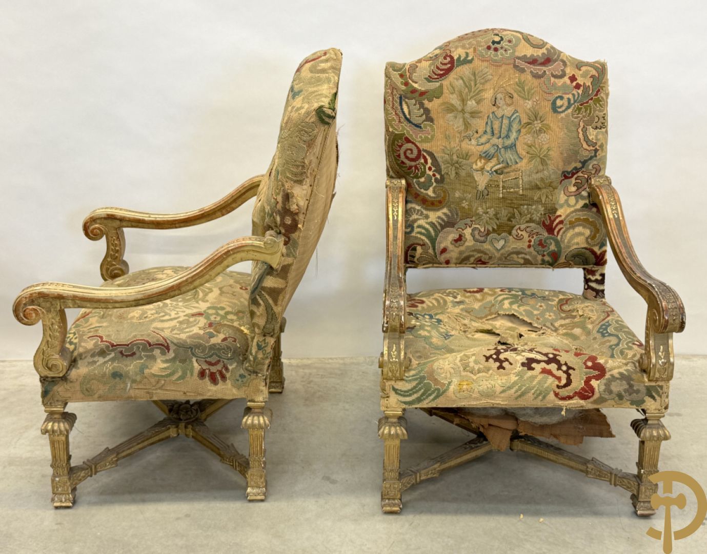 Vier vergulde Louis XIV kasteelarmzetels met geanimeerde scènes in petit points, 19e