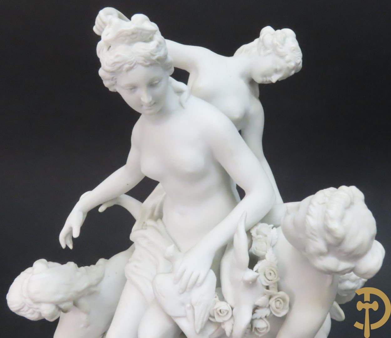 Porseleinen sierbeeld met 4 naakte dames en cupido bezet met bloemenkransen, Sèvres gemerkt
