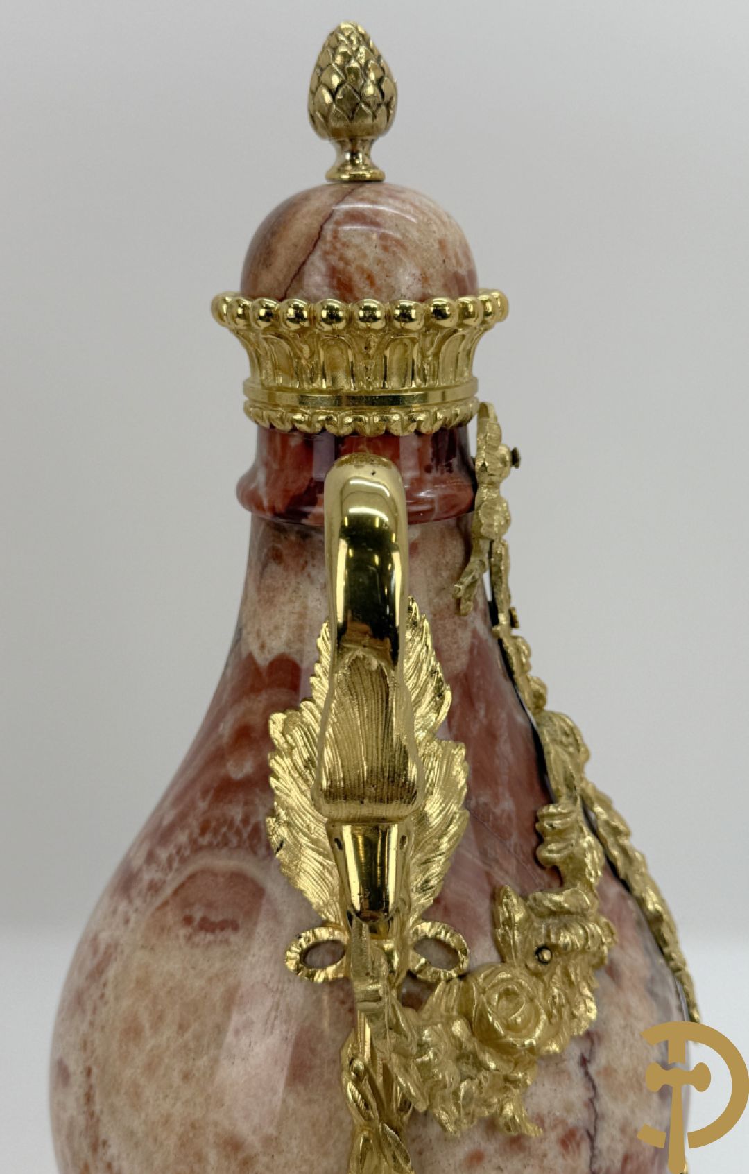 Paar marmeren cassolettes met zwanehalzen en guirlandes