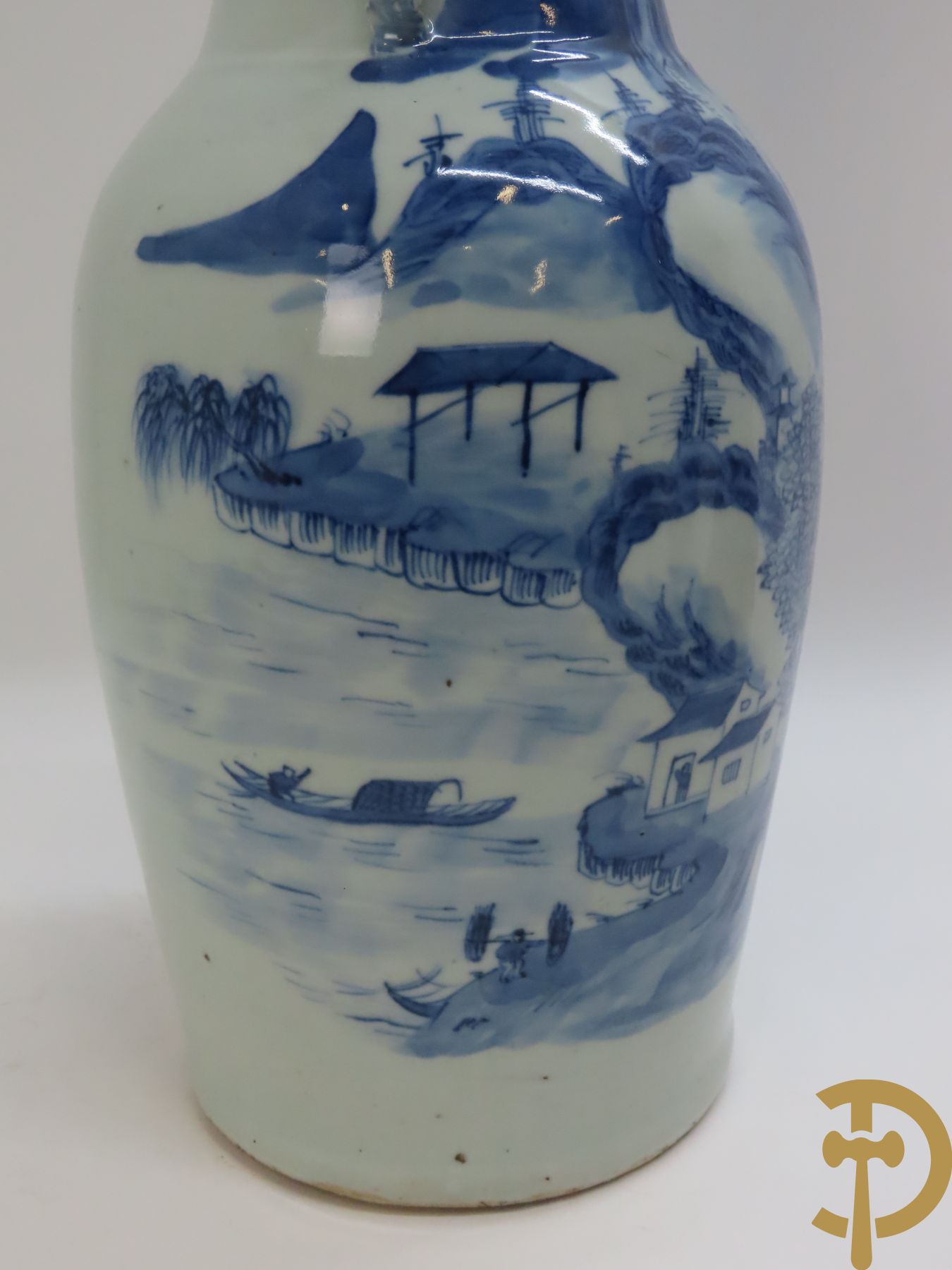 Chinese porseleinen vaas met geanimeerd blauw/wit landschapsdecor en huizenzicht