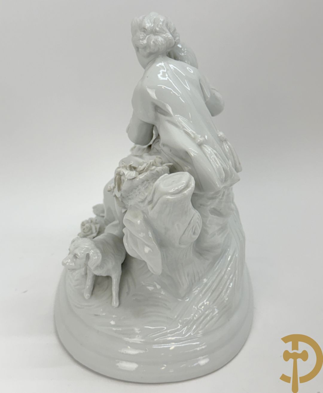 Milieu de table in porselein met bloemendecor + geajoureerde porseleinen Limoges coupe + porseleinen vaasje met cupido