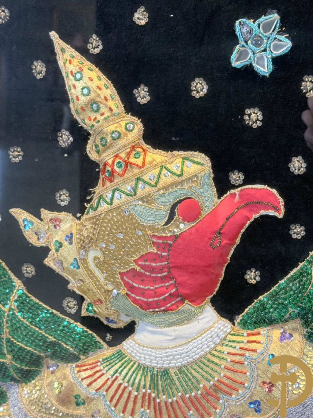 Groot Thais handgemaakt tafereel met boedhistische figuren en paradijsvogel