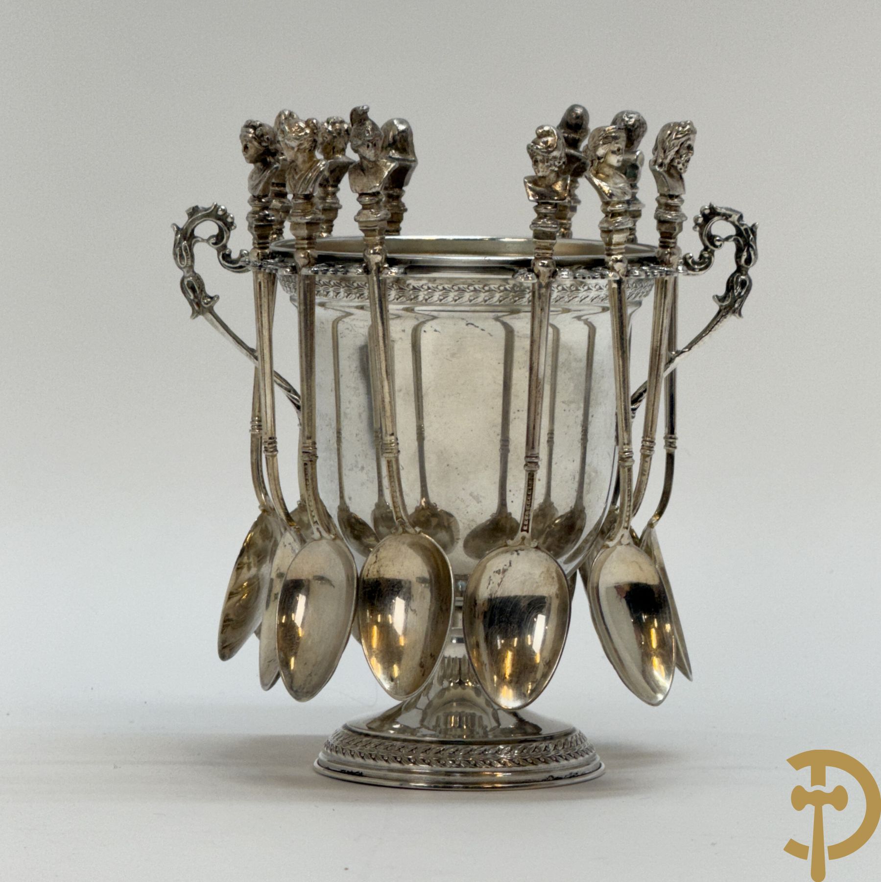 Massief zilveren suikerpot met 12 bijhorende massief zilveren lepeltjes bezet met koppen naar de antieken