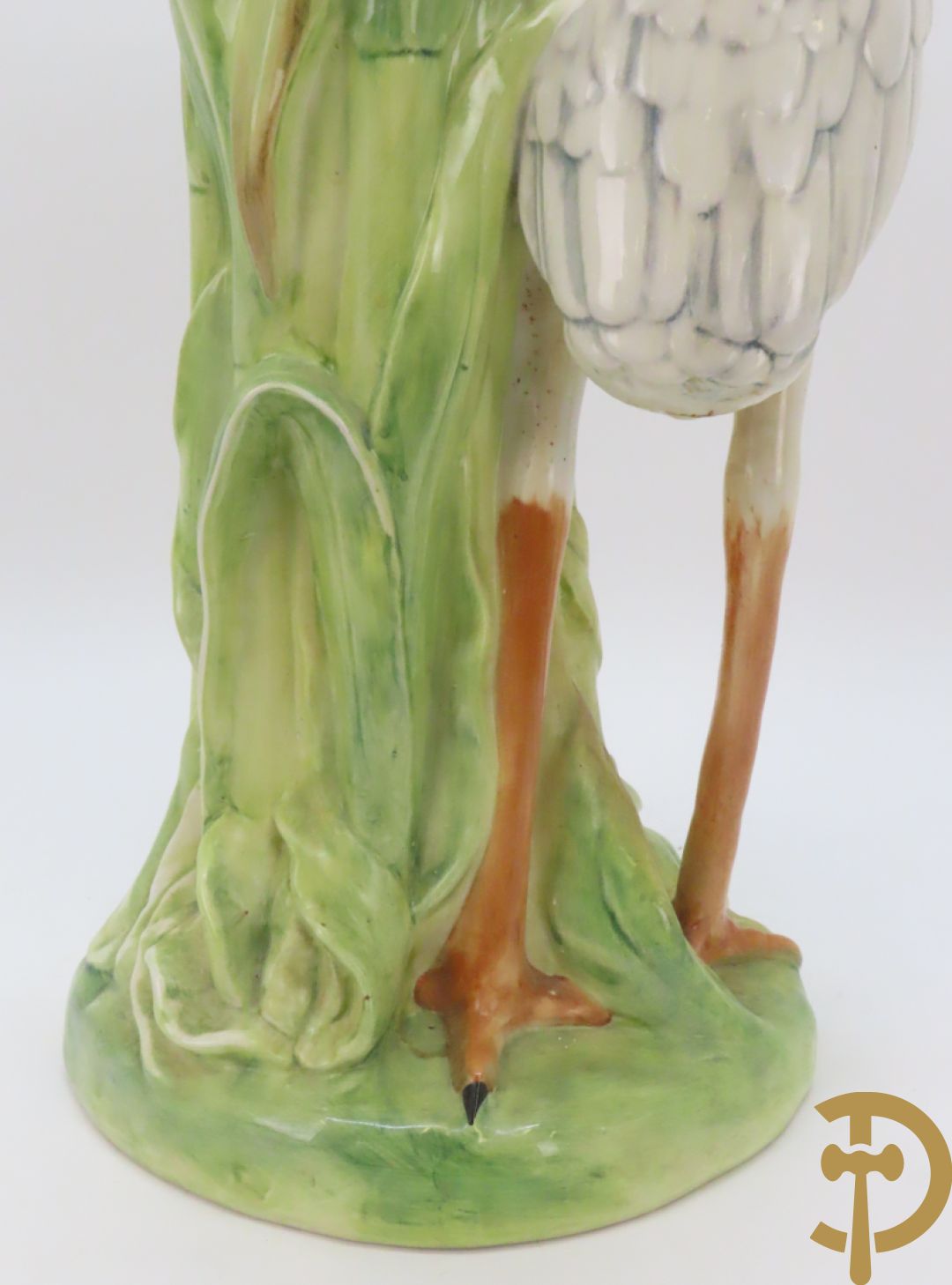 Keramieken zuil met ooievaar in het riet met cachepot erop, Italiaans, gemerkt