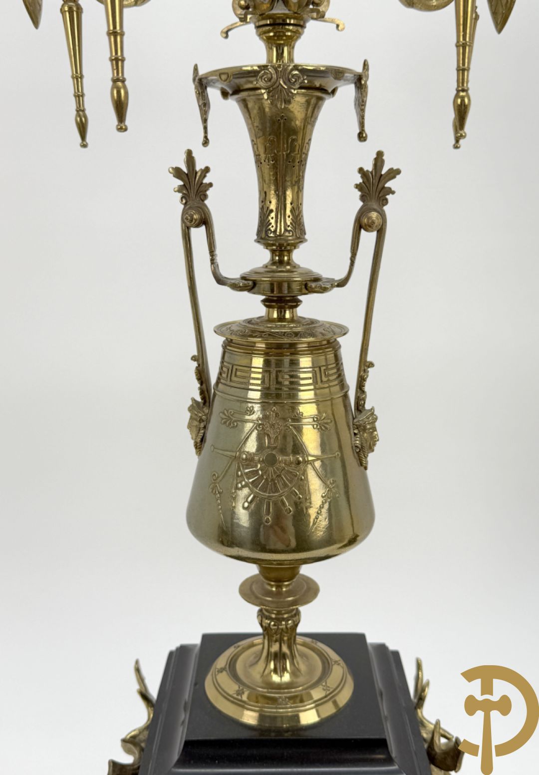 Zwart marmeren garnituur Napoleon III bestaande uit paar bronzen vuurrvergulde vijfarmige kandelaars bezet met vogels op zwarte marmeren basis met hertenkoppen + zwart marmeren middenstuk met klok bezet met hertenkoppen (zonder beeld)