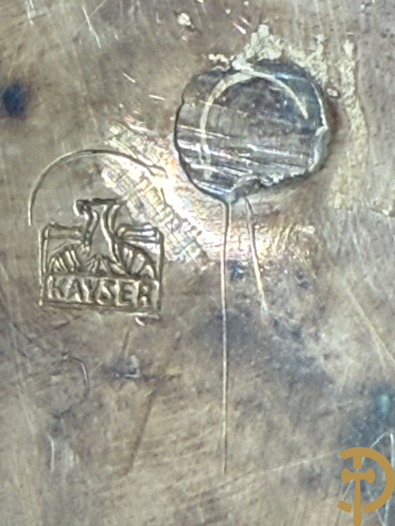 Verzilverde vaas met vogeldecor, Kayser gemerkt + 3 tinnen Art Deco vaasjes w.o. 1 gemerkt Hering + tinnen Art Deco inktstel