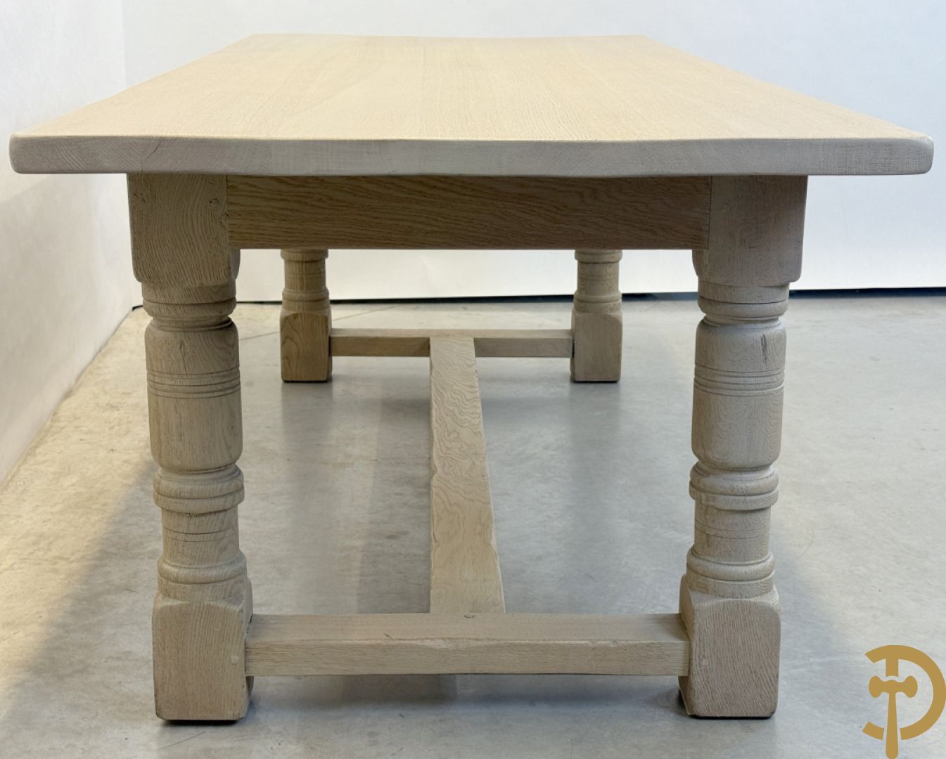 Eiken geceruseerde lange tafel met zijdelingse cannelures op ballusterpoten