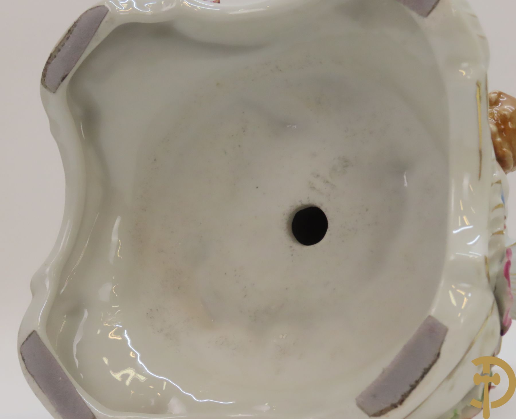 Twee porseleinen vijfarmige kandelaars met cupido