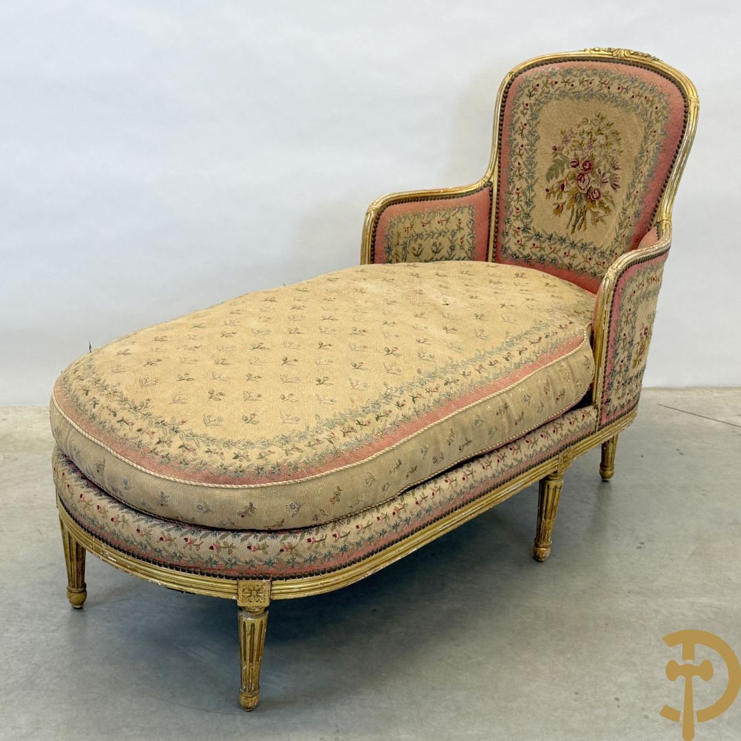 Vergulde Louis XVI chaise longue bezet met petit points met bloemendecor