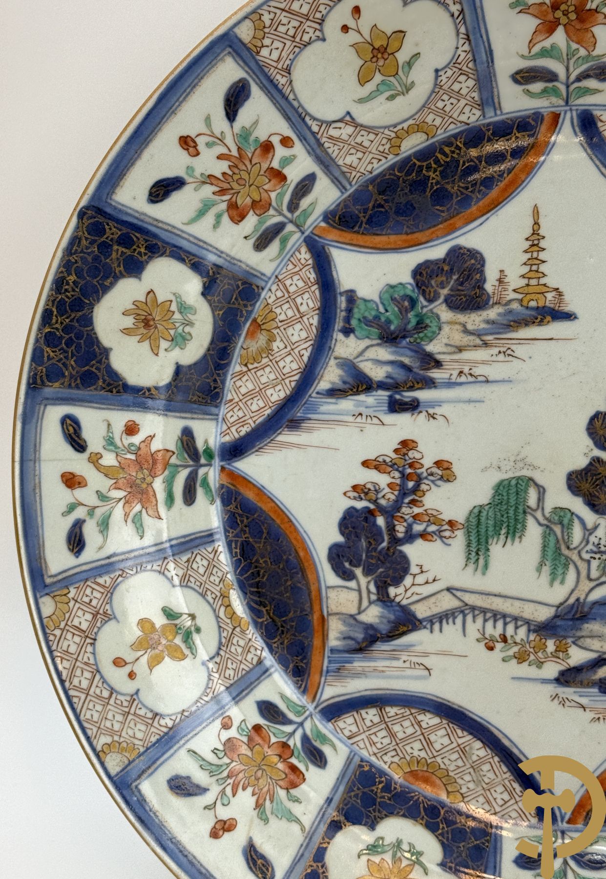 Chinees porseleinen Imari bord met landschapsdecor en bloemen