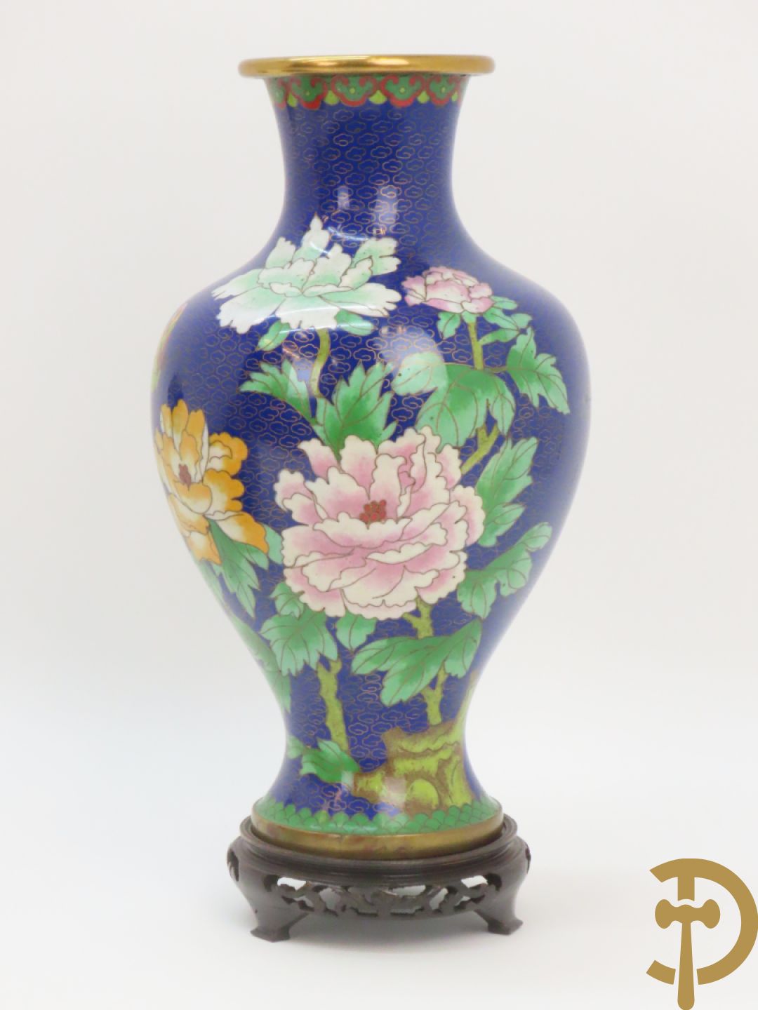 Potiche in cloisoné techniek met decor van draken en olifanten + blauwe cloisoné vaas met bloemendecor op sokkel + kleine cloisoné cachepot + cachepot met drakendecor