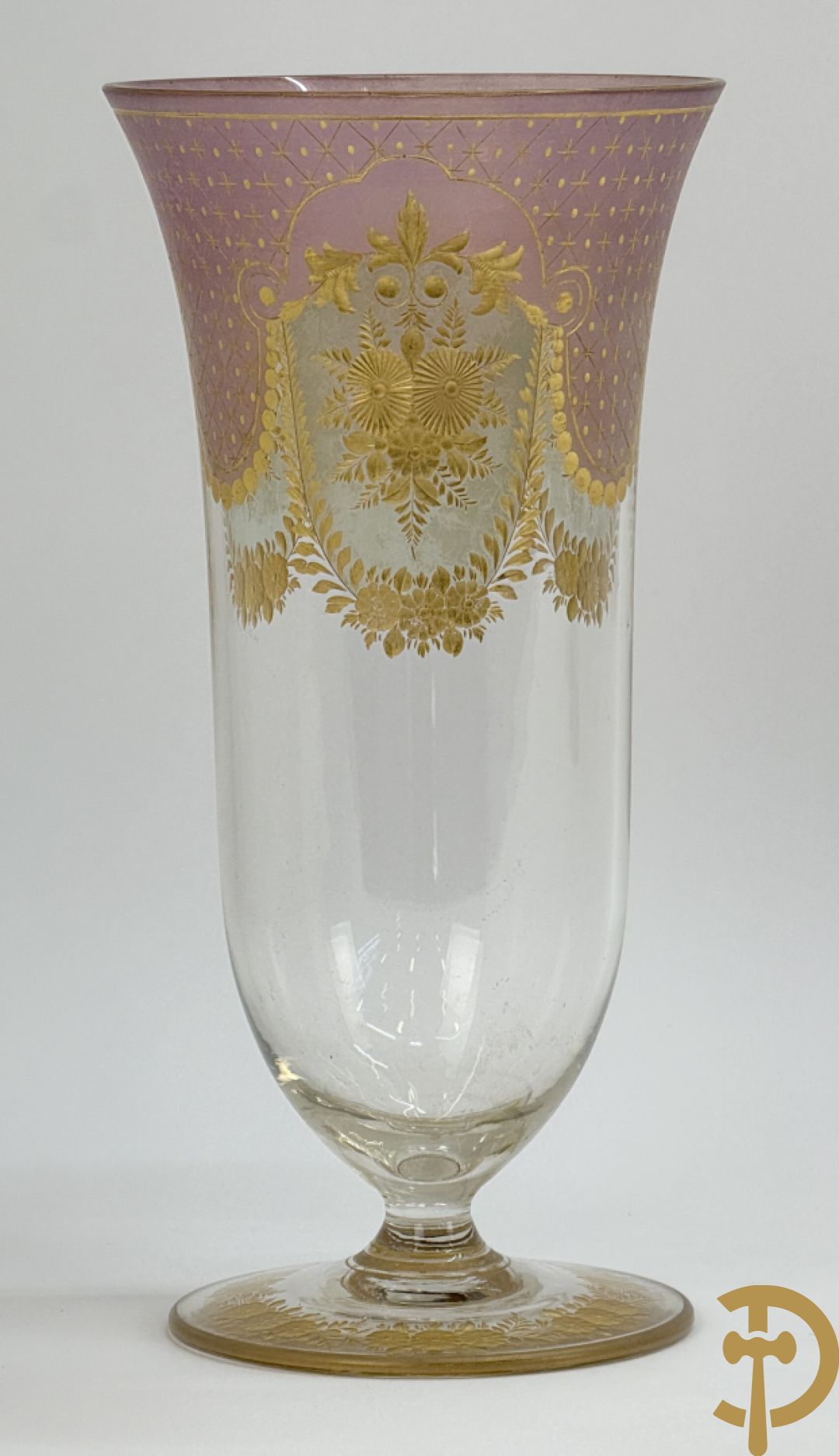 Kristallen vaas met geslepen bloemenmotieven gevuld met goud